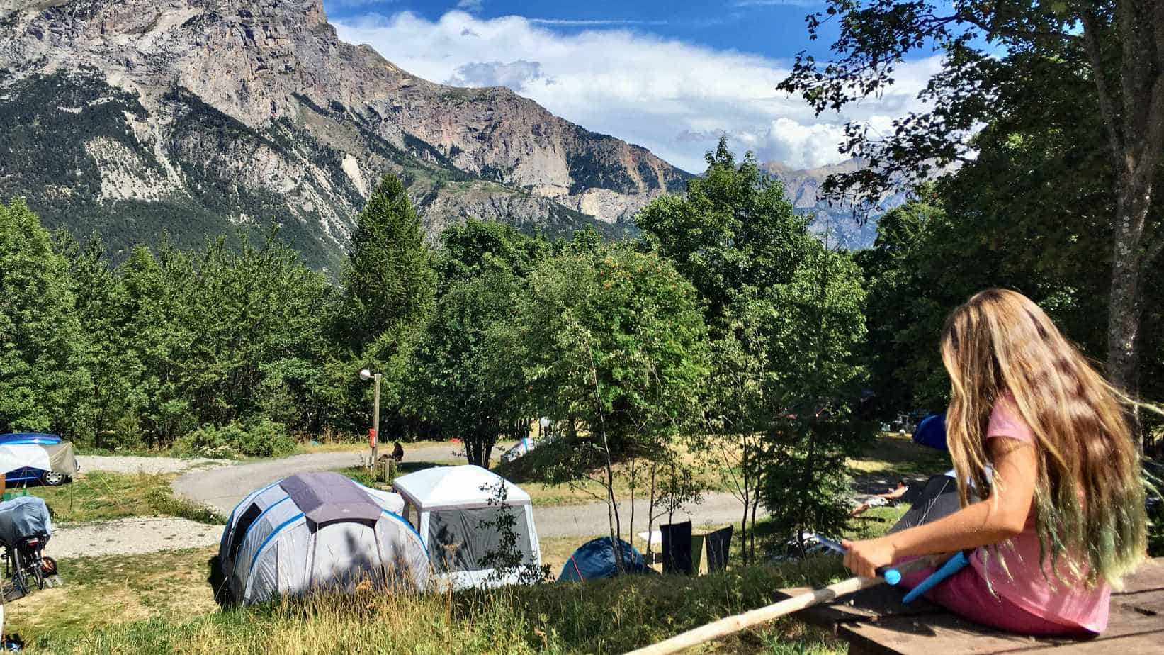 Kind wat hout aan het snijden is op de Gemeentecamping Croque Loisirs Puy-Saint-Vincen