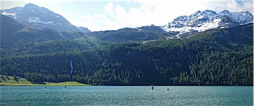 Suppers op Zwitsers bergmeer in Graubünden.