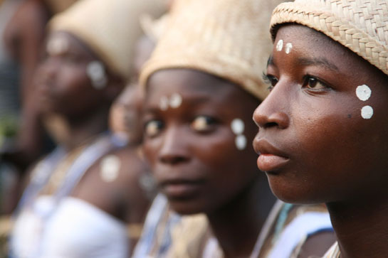 Portret vrouw die klaar zit voor de Dipo ceremonie Ghana