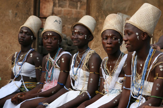 Vrouwen die klaar zitten voor de Dipo ceremonie Ghana