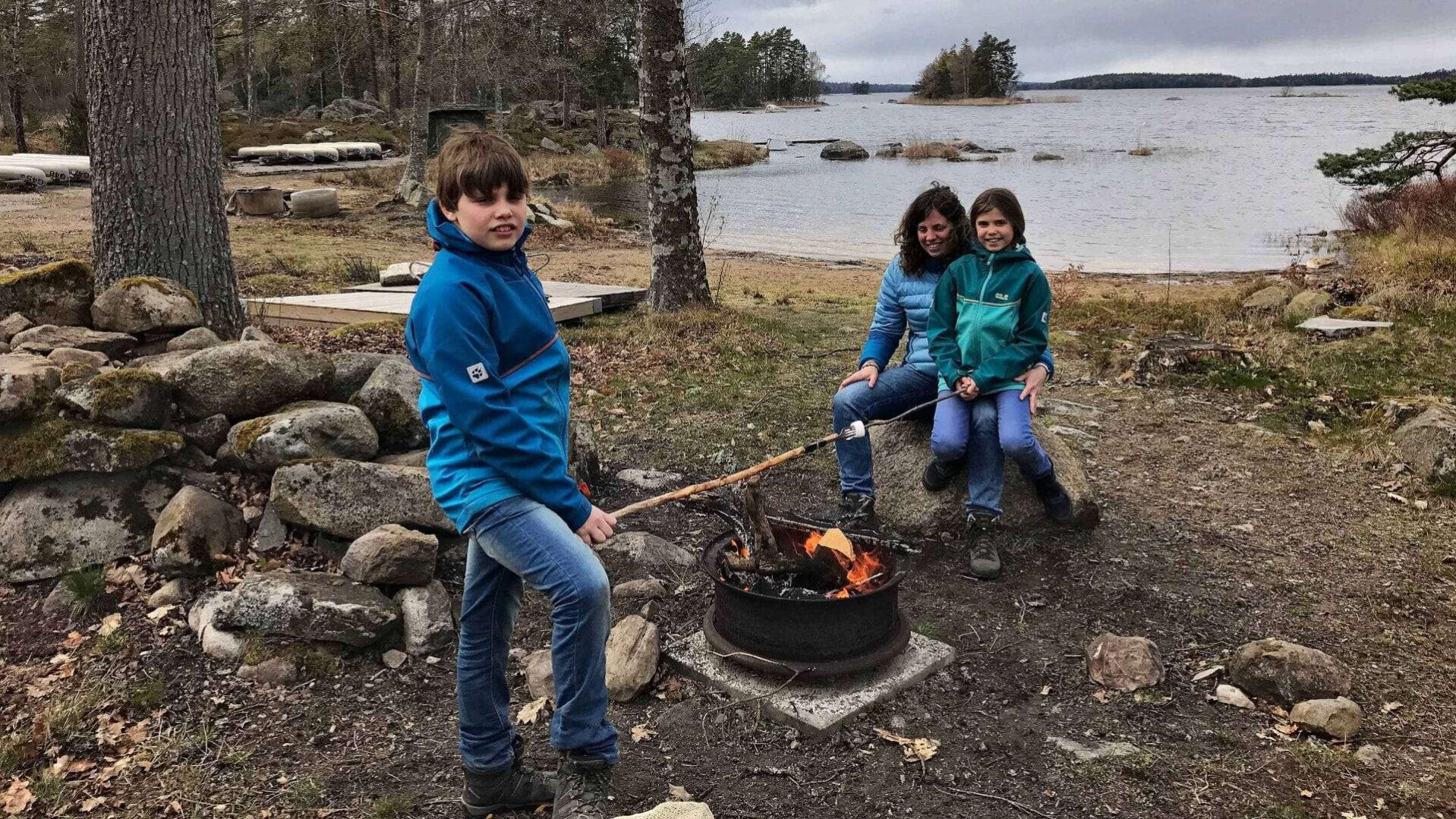 Vuur maken op de camping. Getno Gard Zweden