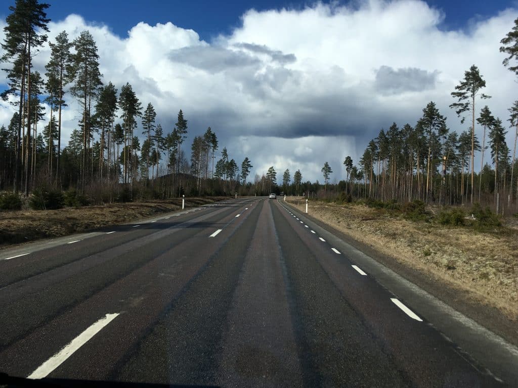 De route naar Varmland is uitgestrekt en verlaten.