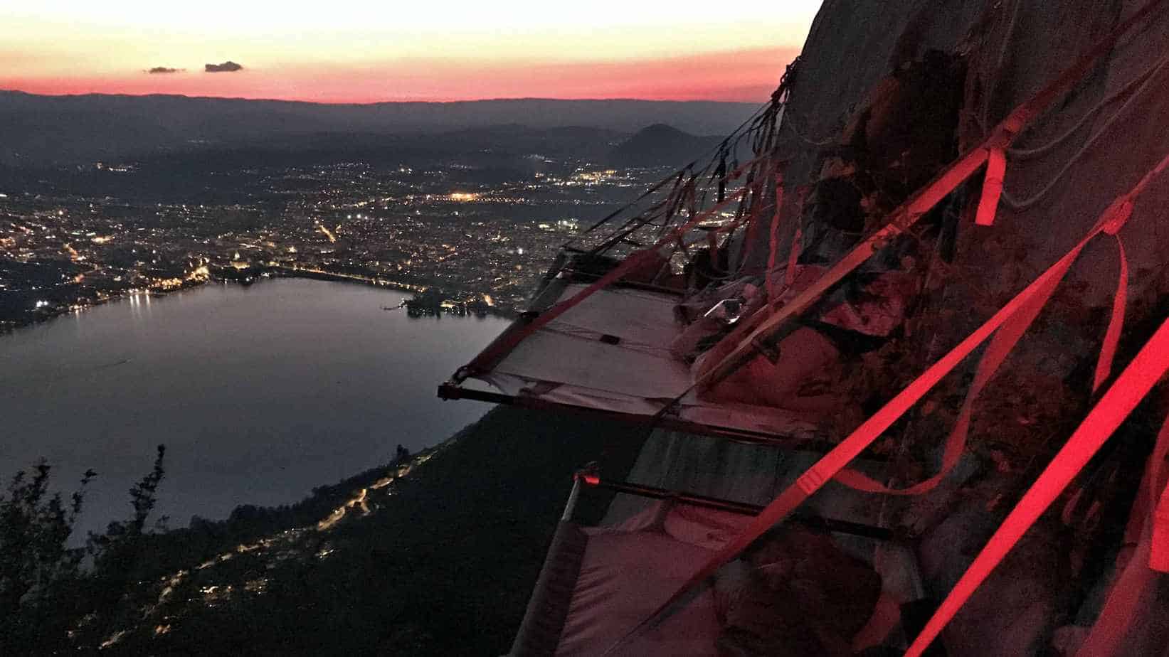 Zonsondergang portaledges boven meer Annecy