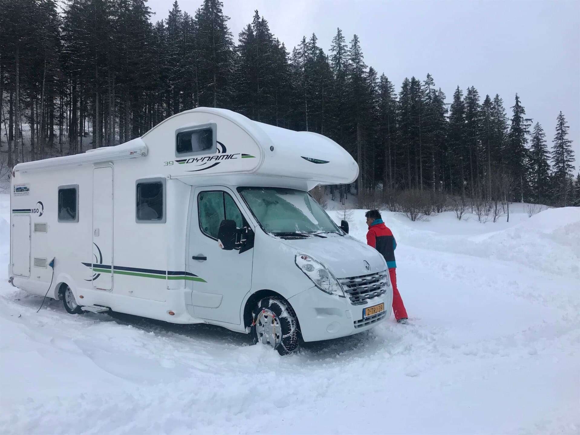 Camper in de sneeuw. Winter Camping