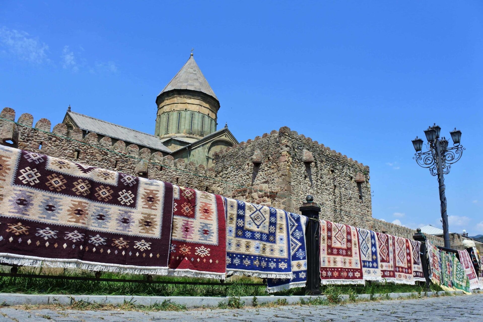 Vloerkleden die buiten te drogen hangen. Georgië Tbilisi