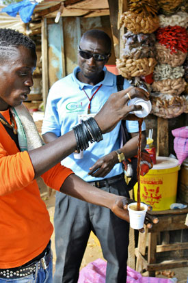 Mannen drinken thee Gambia Afrika