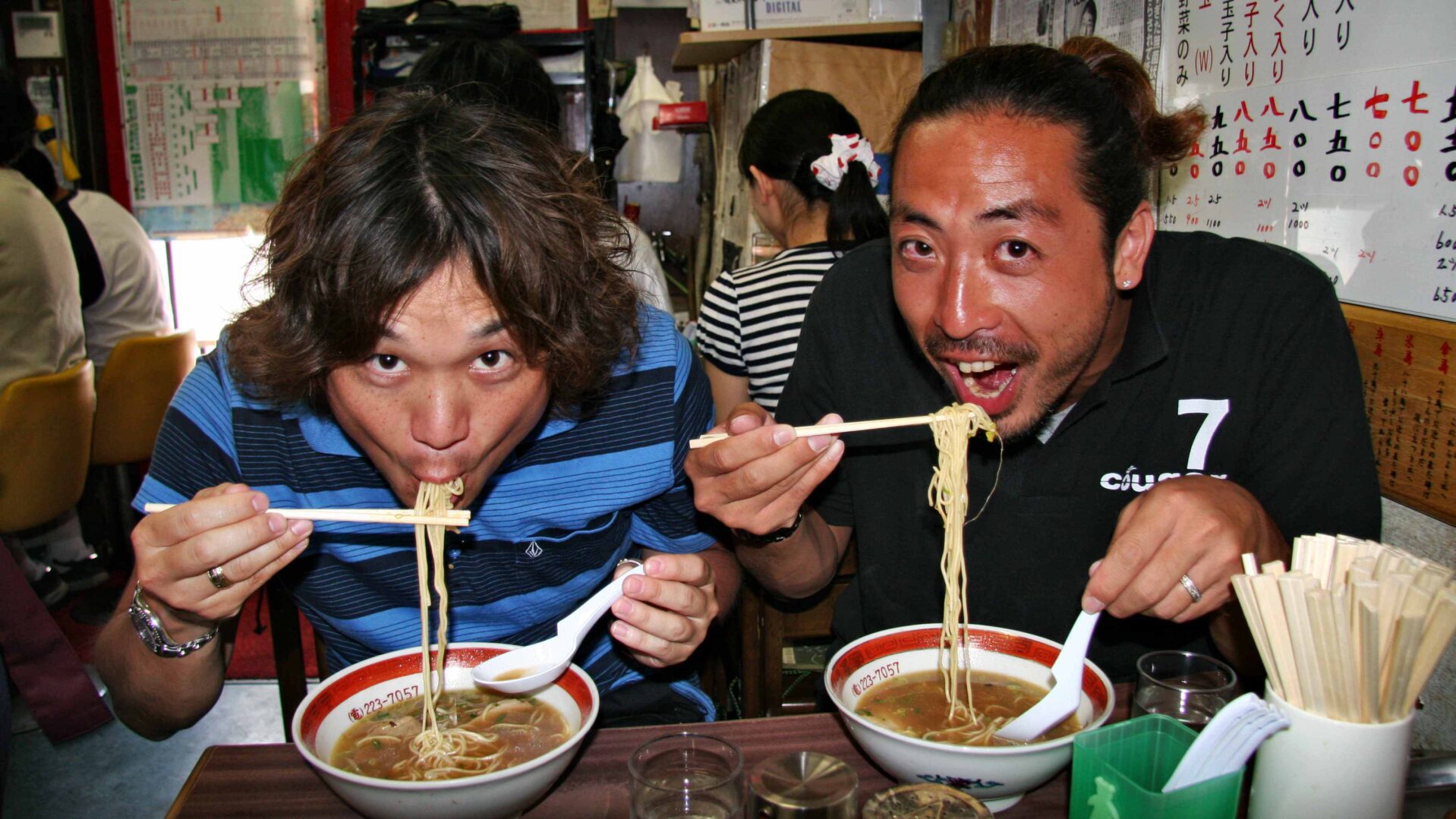 Noodles eten met een local