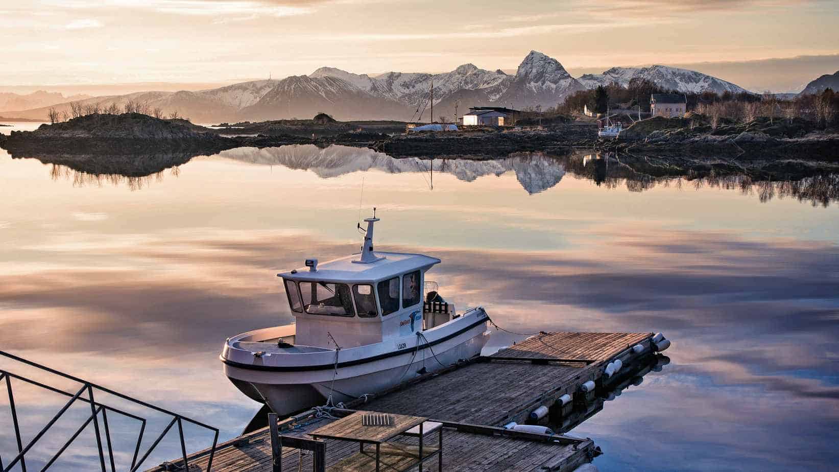 Bood in het water bij Vesterålen Noord-Noorwegen