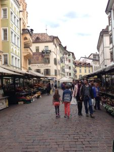 Stadsleven tussen de bergen van Zuid-Tirol