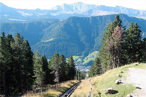 Wandelpad aflopend naar het schilderachtige dal van Val Gardena, Italië.