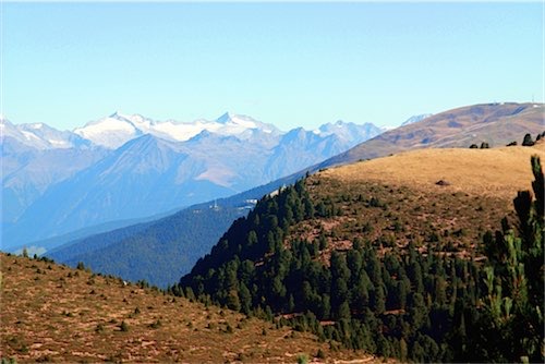 Panorama van de besneeuwde Dolomieten, gezien vanuit Val Gardena, Italië