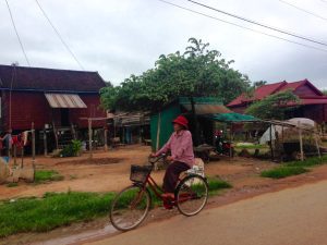 Naar de flooting village in Kompong Khleang in Cambodja