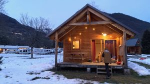 Winterkamperen in de sneeuw in Frankrijk bij Huttopia