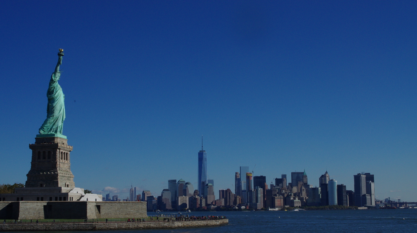 Vrijheidsbeeld met de skyline van New York